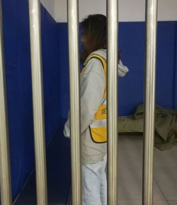 龍崗?qiáng)W迪女司機(jī)參加聚會后開車載朋友 結(jié)果進(jìn)牢籠