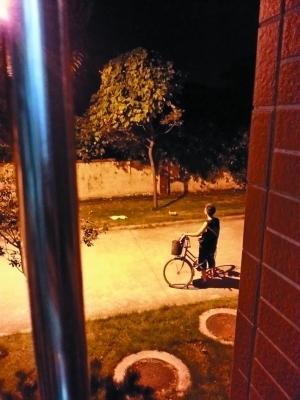 <em>广州</em>一<em>大学女生宿舍</em>前现男子当街露下体自慰_