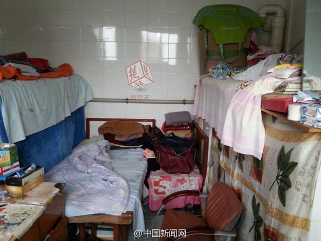 女子10年蜗居卫生间打4份工 送两儿进名校