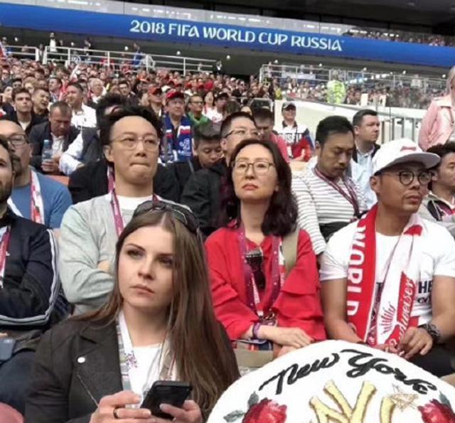 热捧世界杯 Eason校长洗手间相遇