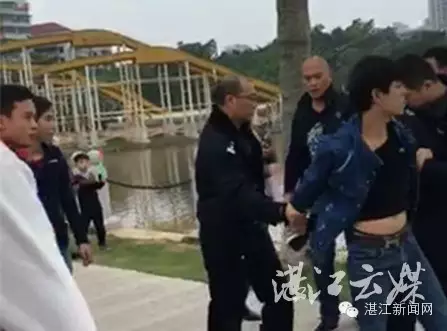 两名老外大白天在湛江公园偷小孩