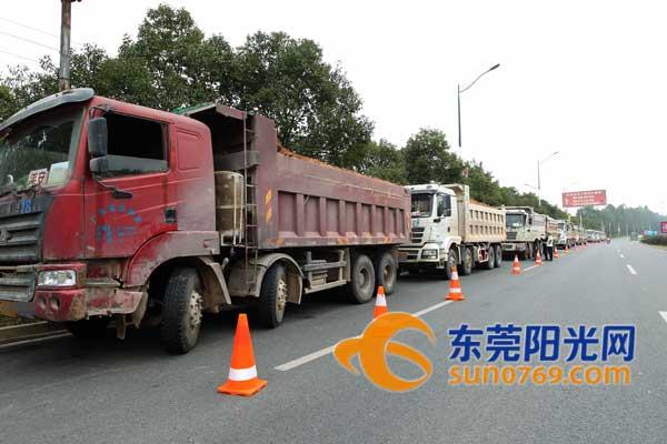 跑到樟木头偷倒渣土 深圳15台泥头车被扣