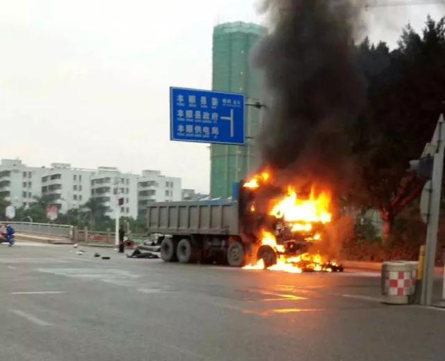 梅州2車相撞起火燃燒 一男子當(dāng)場(chǎng)身亡 