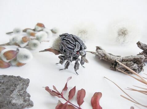 日本艺术家Hiroshi Shinno创作的仿真昆虫雕塑