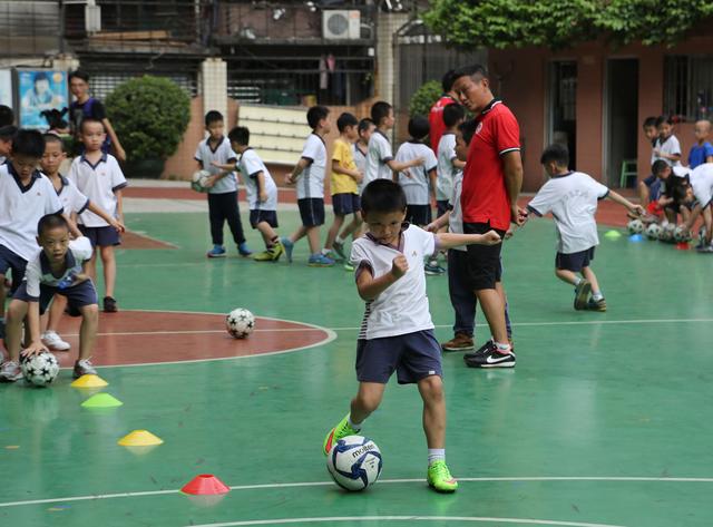 彭氏兄弟在区楚良母校清水濠小学指导校园足球