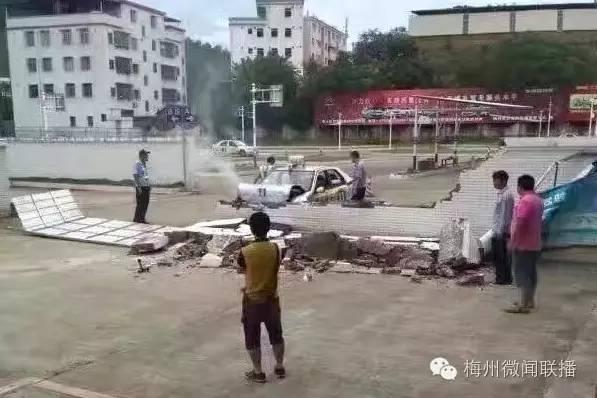 梅州一驾考学员考科目二不及格 停车时把墙撞