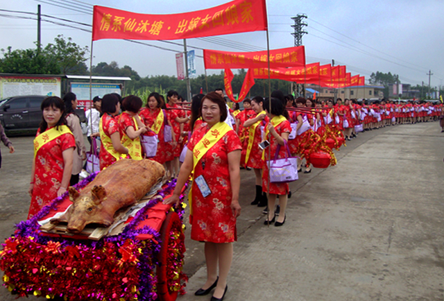 英德市东华镇蒲岭仙沐塘村给外嫁女发为外嫁女派发"扫黄打非"宣传资料