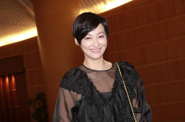 惠英红深夜锻炼 因动作不太雅观