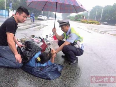 南海小車與電動(dòng)車相撞 女子受傷雨中躺在地上