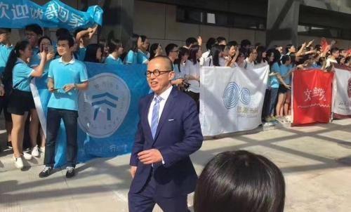 89岁李嘉诚携李泽楷出席汕大毕业典礼