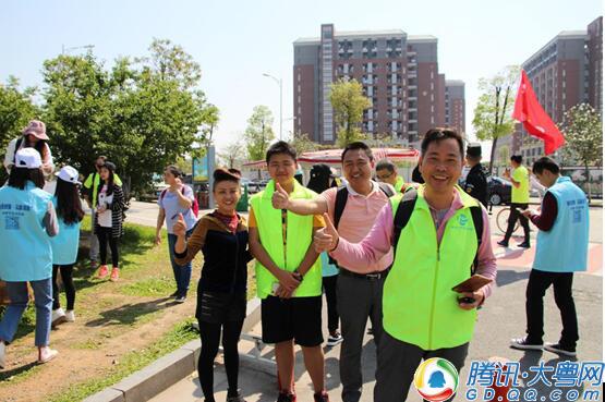 麻涌平安志愿者开展平安宣传步巡 市民点赞_大