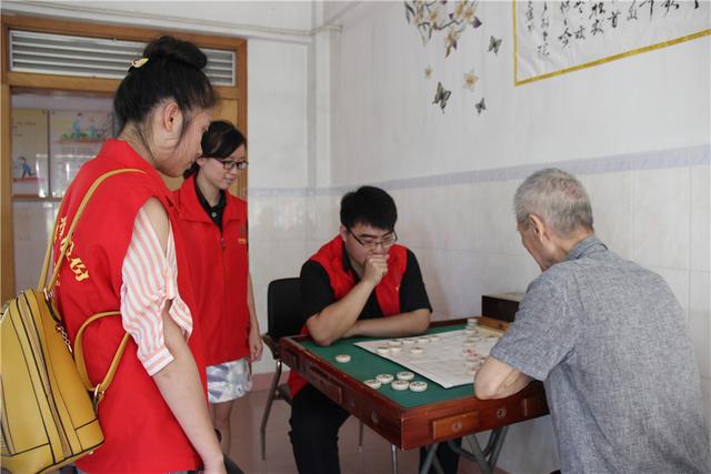 名雕装饰义工活动:情系敬老,爱洒花甲