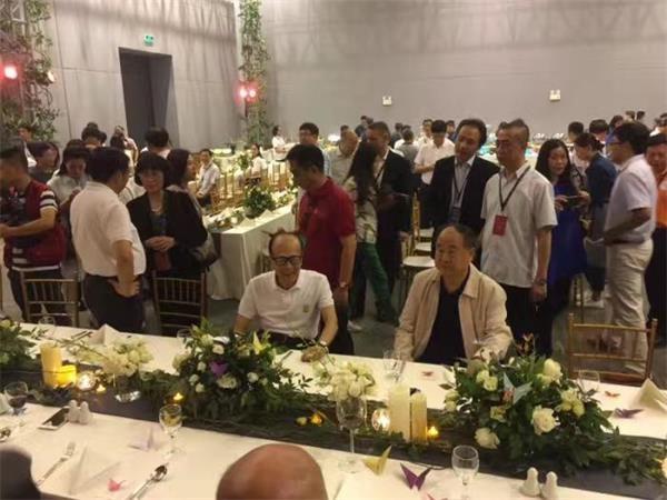 89岁李嘉诚携李泽楷出席汕大毕业典礼
