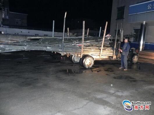 韶關(guān)曲江兩男子開著拖拉機(jī)去盜竊電網(wǎng)鐵塔