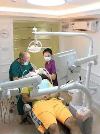 广东篮球主教练杜锋和他的德国牙科医生