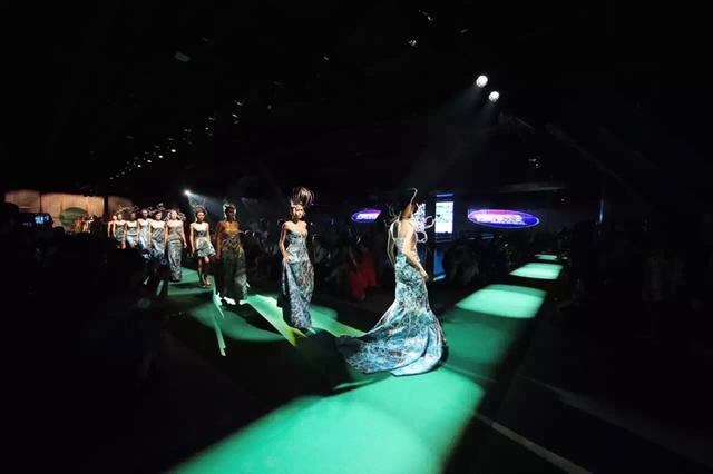 绿水青山HOKINWAH 3060时装盛会 霸屏上演中国时尚传奇大秀