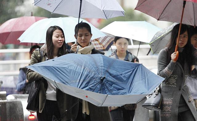 广东12市县发布暴雨预警 广州迎33年最早雷电