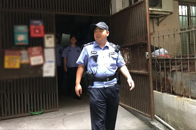 广州一名辅警通过视频监控可以判断谁有可疑