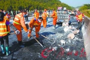 粤赣高速12死重大车祸因货车刹车失灵侧翻引发