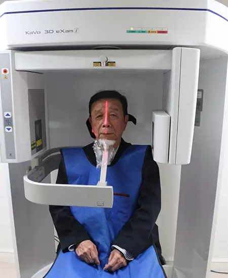 种牙直播79岁老人30分钟缺牙重生