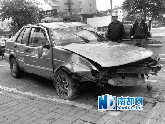 江门的哥拳击劫匪造成翻车获救 劫匪吐血
