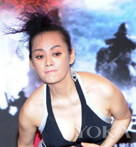 性感黑裙拼优雅 不敌宁静胸前一露