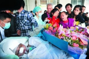 花季少女车祸重伤 大爱父母捐献器官