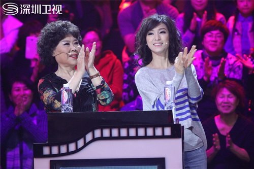 《年代秀》《<em>男左女右</em>》大挪移 <em>何炅</em>李湘首同