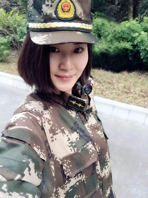 江门女兵入伍前拍长发写真留念
