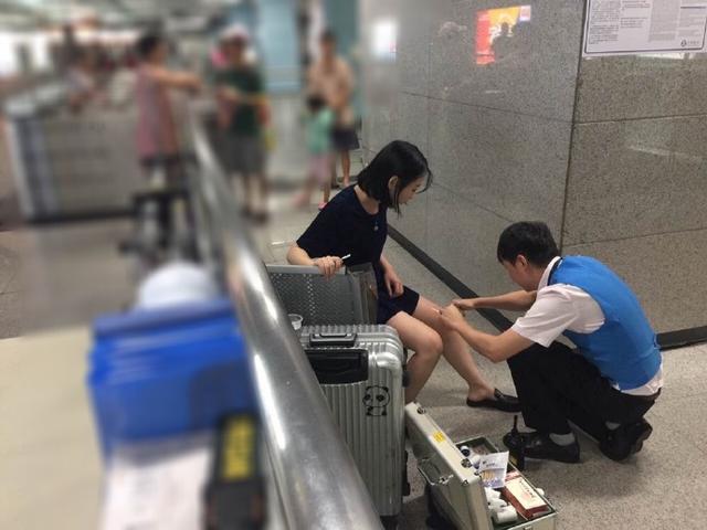 美女在深圳地铁站受伤 暖男蹲下擦药