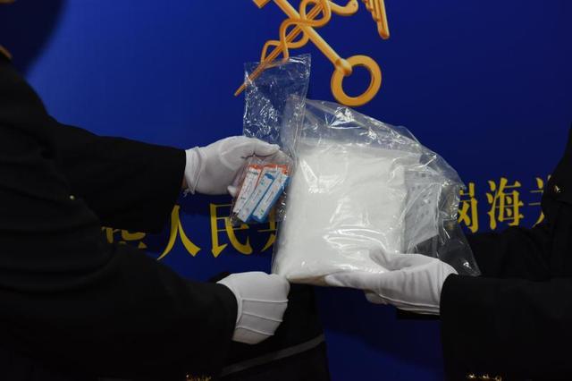 皇岗海关截获0.97千克咖啡因 水客谎称染发剂