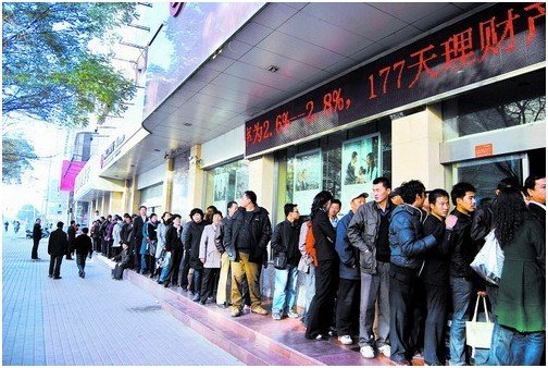 大大缩短排队时间 促进金融业的发展】 几乎每个人都经历过银行排队的