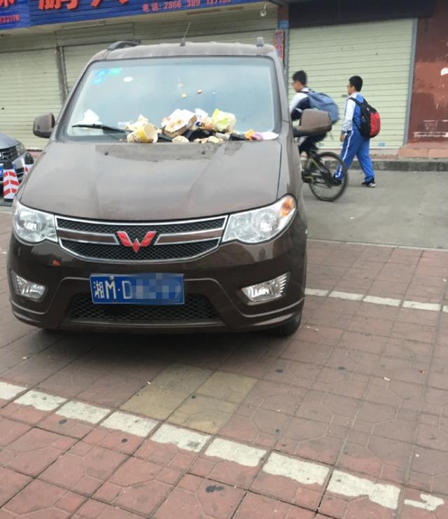 龍崗一外地牌車被倒?jié)M垃圾 交警還要罰他1000