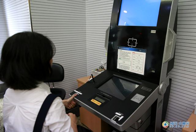 广州一男一女最早领到新版电子台湾通行证