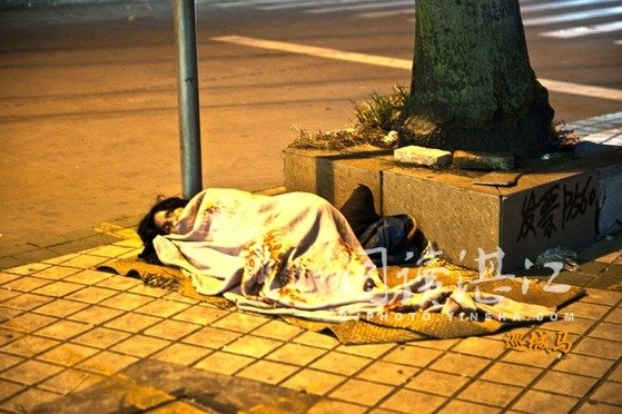 湛江老妇夜间长期睡路边无人看管照料
