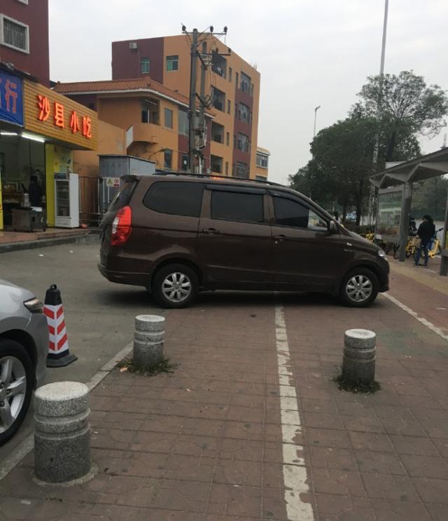 龍崗一外地牌車被倒?jié)M垃圾 交警還要罰他1000