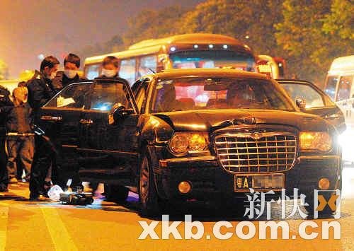 广州豪车女伸出头看车位 被两男勒脖抢车
