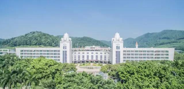 这所学校,连文印室的文员英语都超麻溜