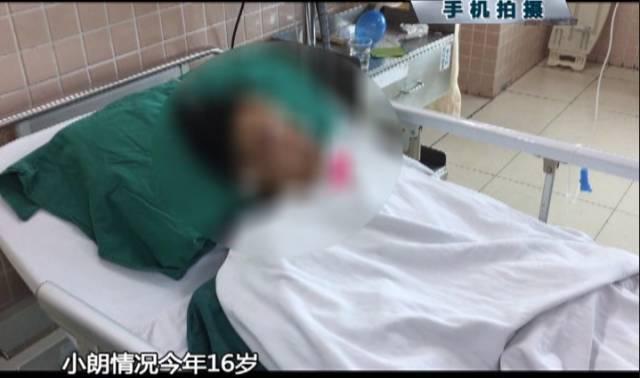 東莞少年“飚車”飛速撞上轎車被拋起，5人竟同坐一輛