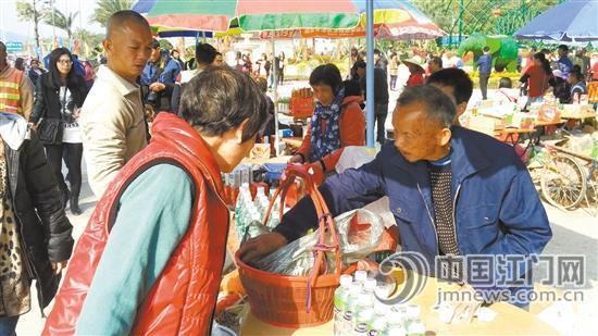 恩平旅游火爆 83岁老人家门口做小生意每天赚上百元