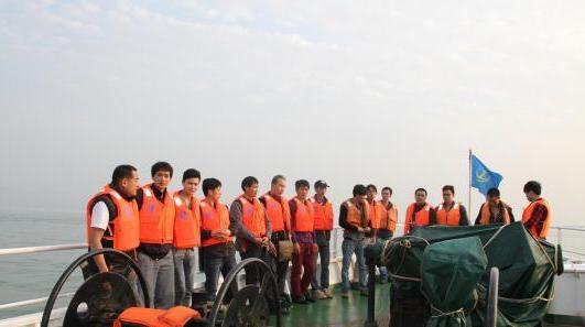广州港珠澳大桥海事处成功救助16名遇险渔民