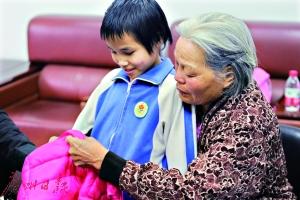 七旬老人養(yǎng)育女孩9年 汶川工作組抵莞幫助尋親