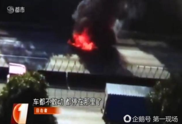 深圳一小車高速上突發(fā)自燃， 瞬間燒起熊熊大火