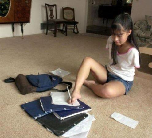 无臂女超人用脚开飞机 无所不能