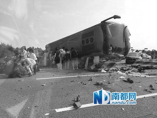 肇庆大巴侧翻1死20多伤 司机被指开车讲电话