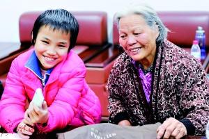 七旬老人養(yǎng)育女孩9年 汶川工作組抵莞幫助尋親