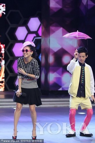 性感黑裙拼优雅 不敌宁静胸前一露