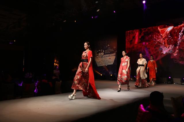 何淑君纽约时装周Mary Ho“节气”系列绽放腾讯时尚公益盛典