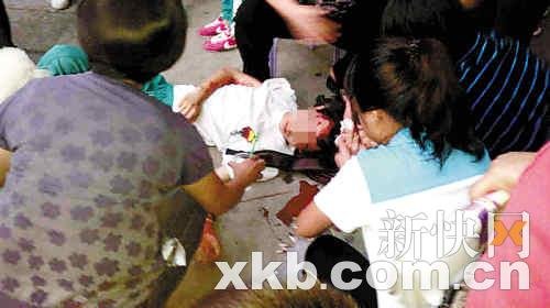 广州初三男生校门被殴 街坊合力抢救血人