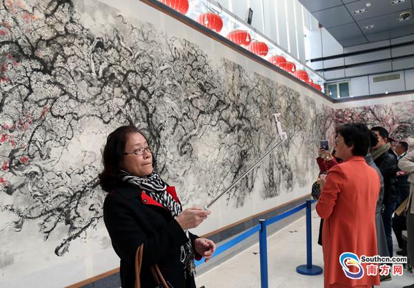 潮州九旬画家右眼失明仍创作18米长画作